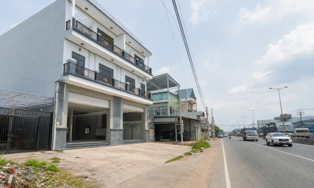 Bán nhà phố mặt tiền Quốc lộ 1A, Bến Lức