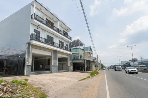 Bán nhà phố mặt tiền Quốc lộ 1A, Bến Lức